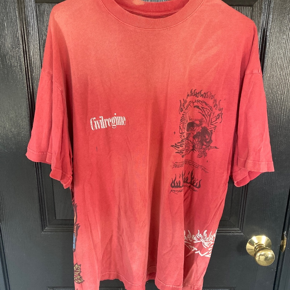 Men’s T-shirt.